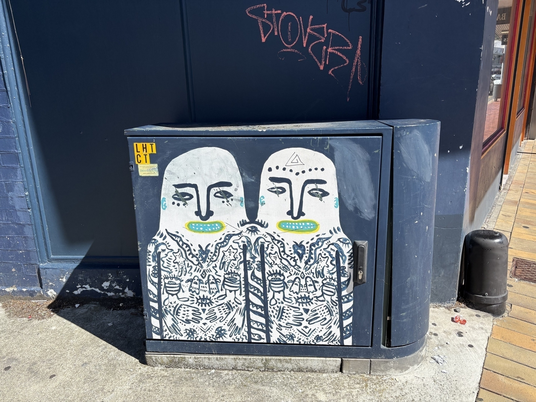 Graffiti of two smiling figures 