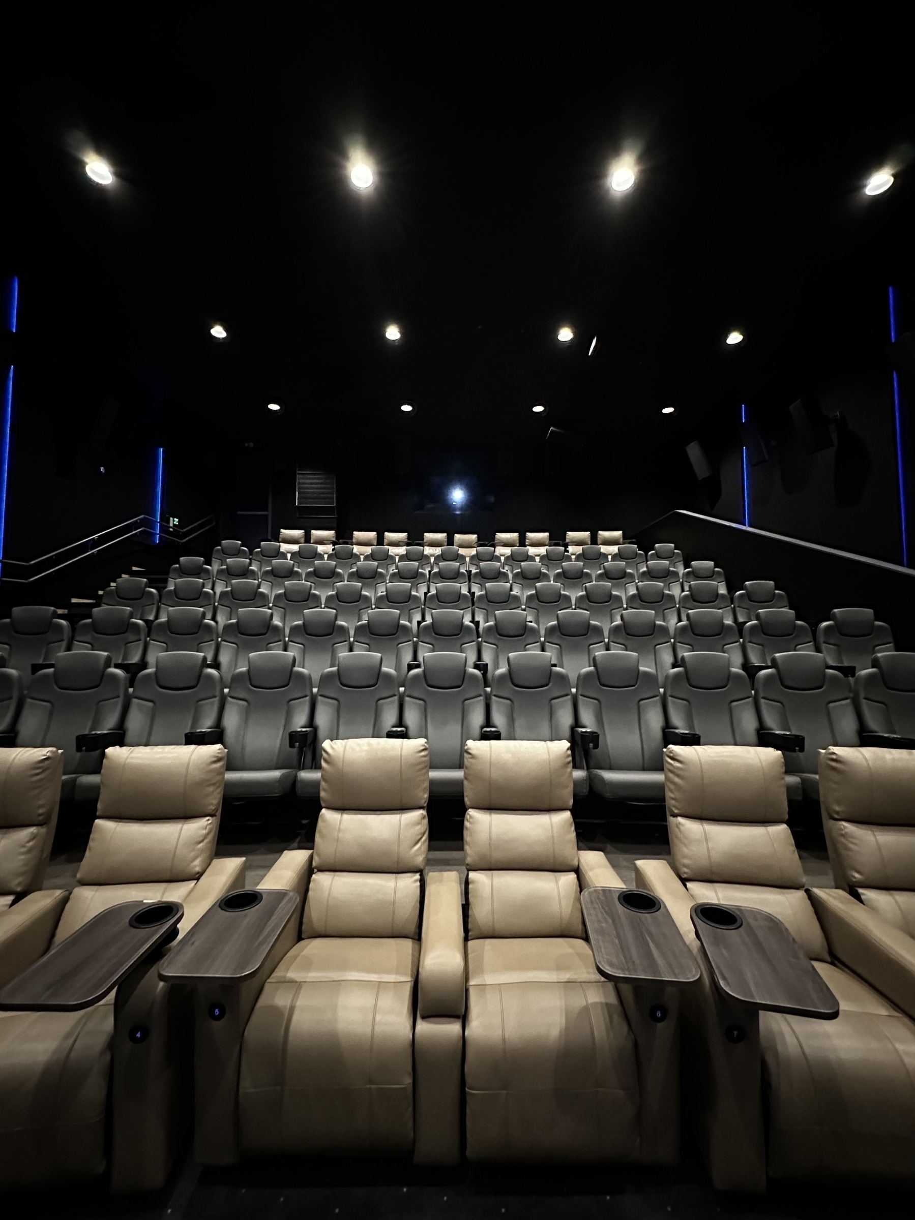 Bilde av en helt tom kinosal