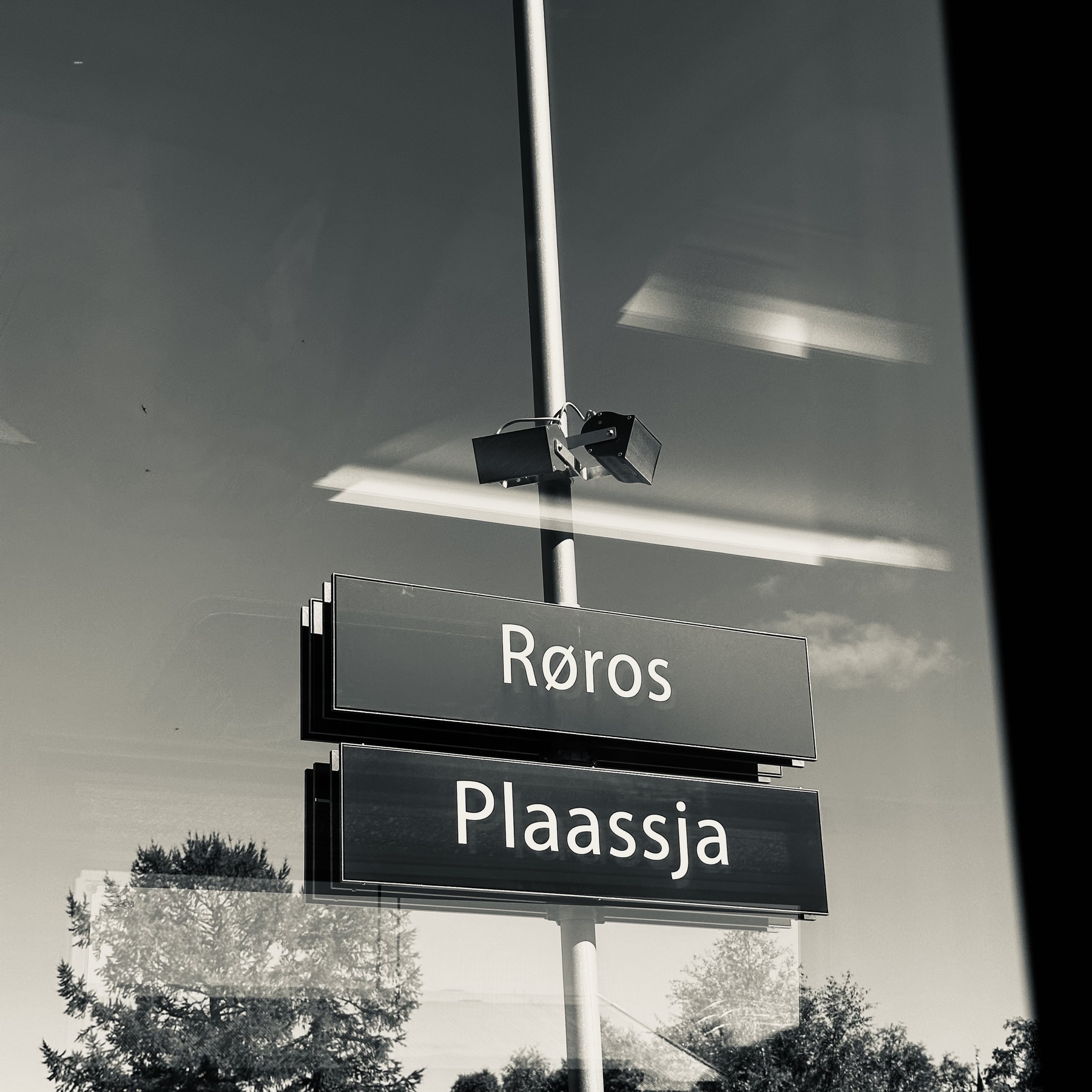 Sign at the trainstation on Røros, with the Sami name Plassja underneath. 