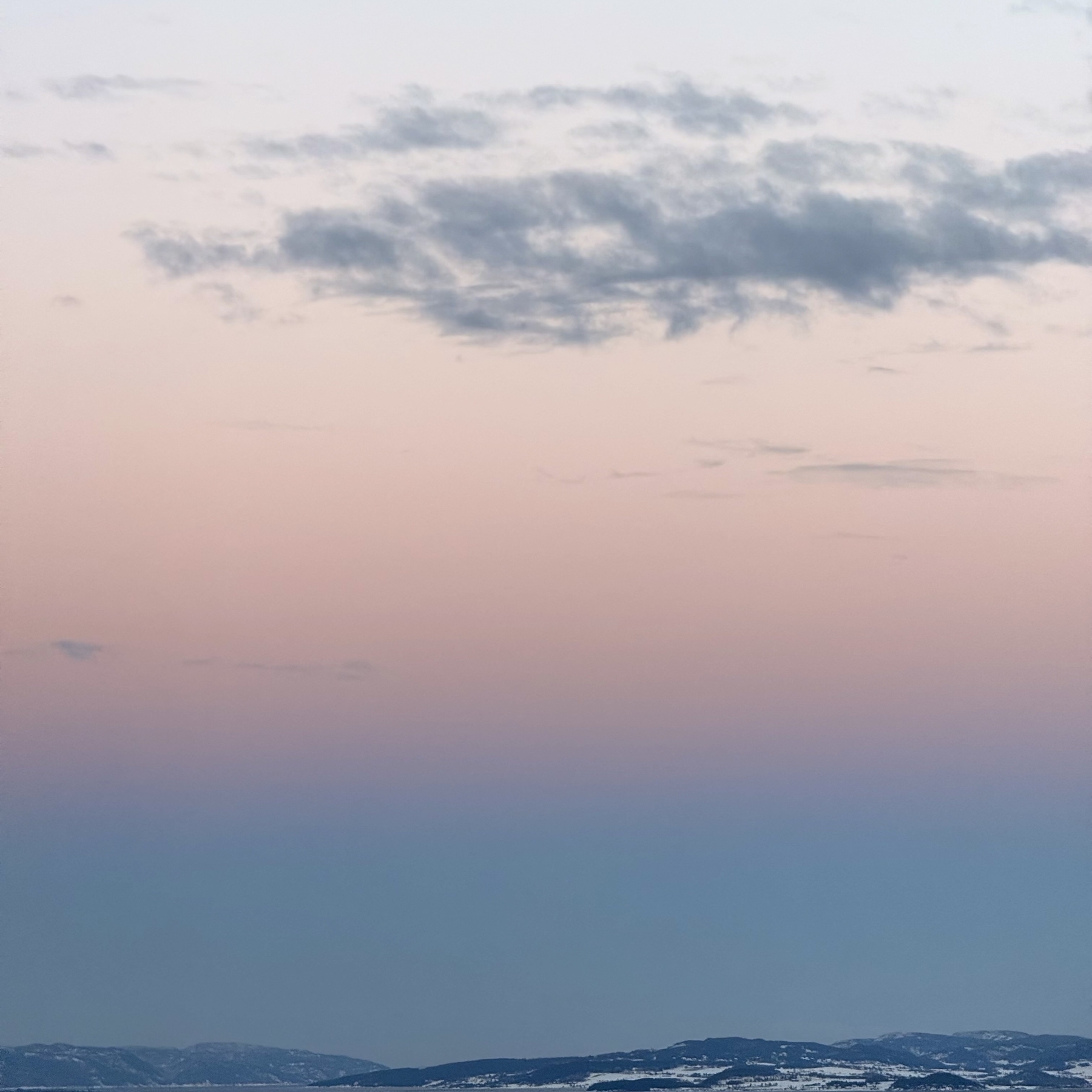 Himmelen som en blårosa gradient over Trondheimsfjorden, sett fra Trondheim retning Frosta. 