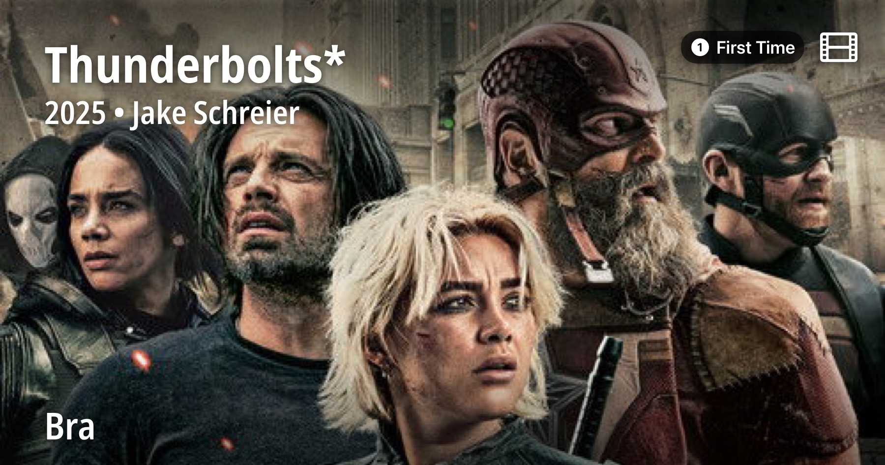 En gruppe superhelter står samlet i en bysetting, inkludert en mann med langt hår og en kvinne med kort blondt hår.