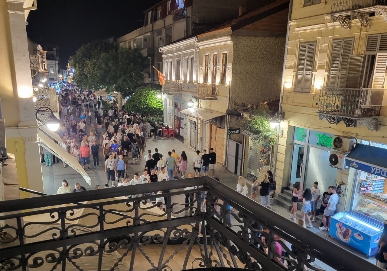 Crowd in the streets of Bitola 