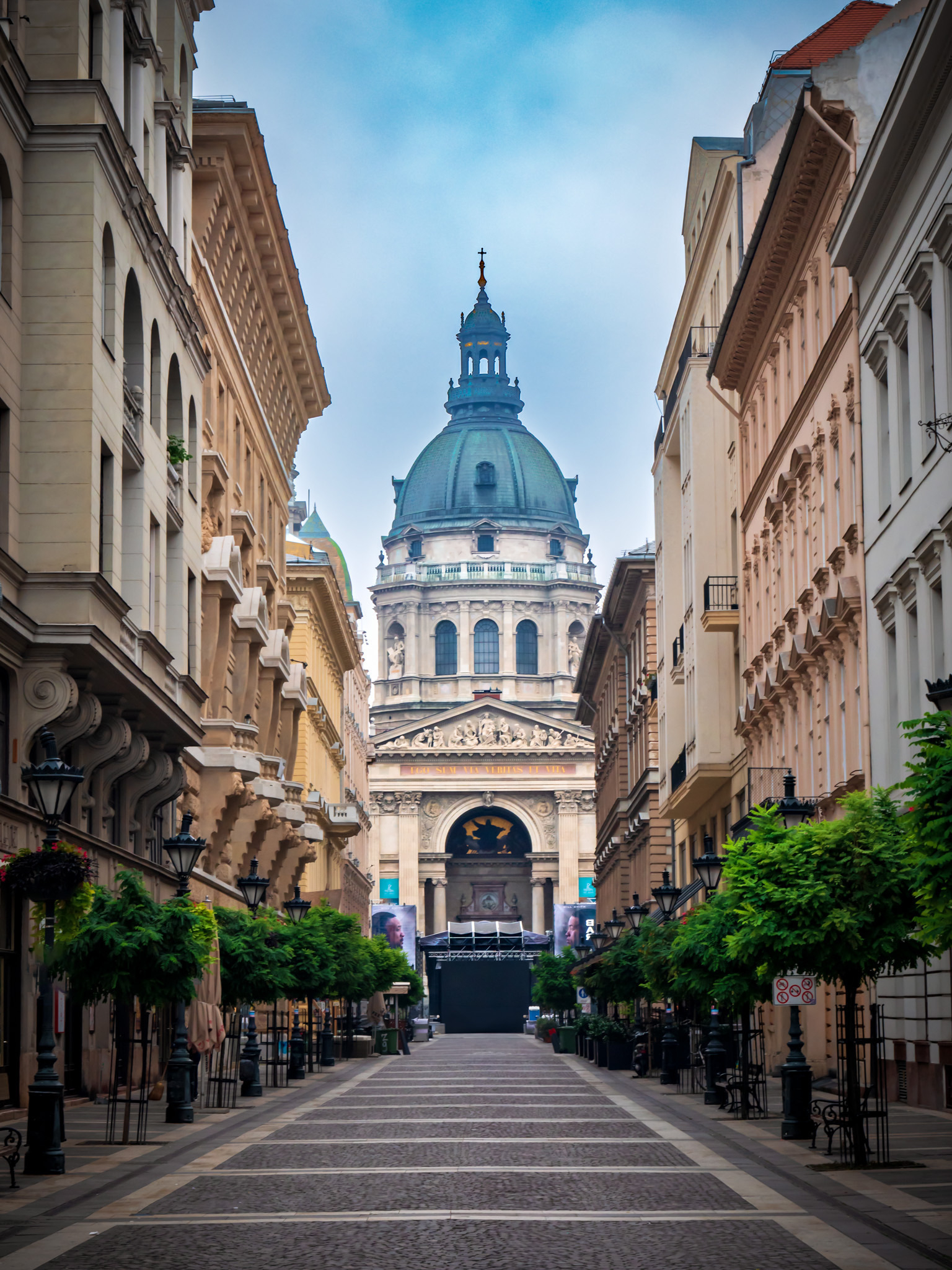 A view of St. Stephens Basilica in Budapest.
