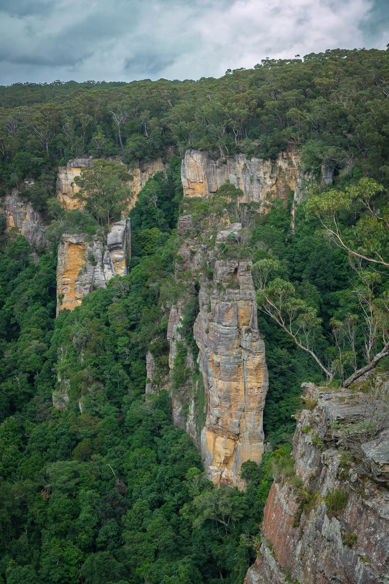 Image of spectular rock formations in Kangaroo Valley, captured from an overlook near Mannings Lookout, NSW.