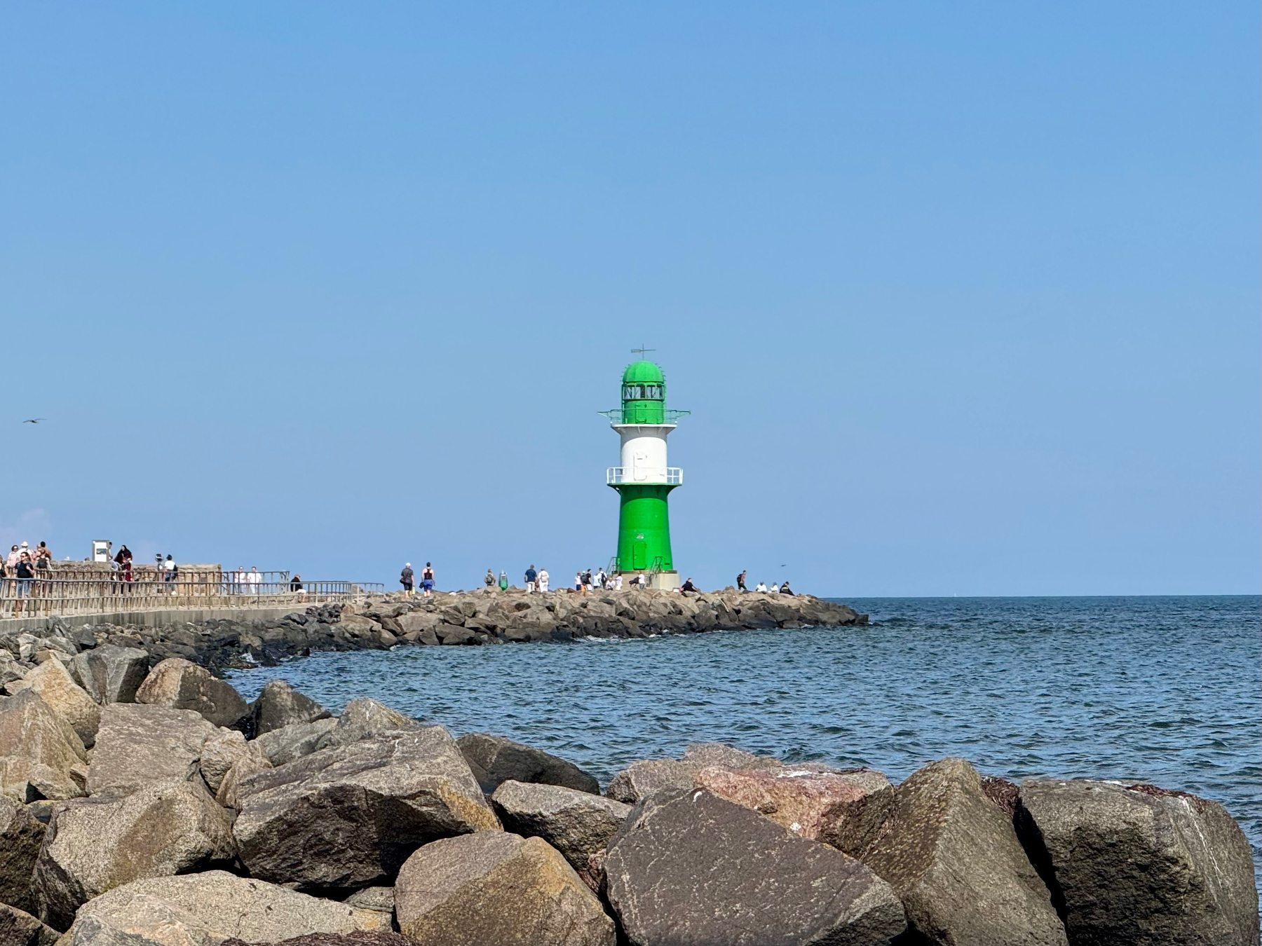 Blick auf den grünen Leuchtturm in Warnemünde nach Norden.
