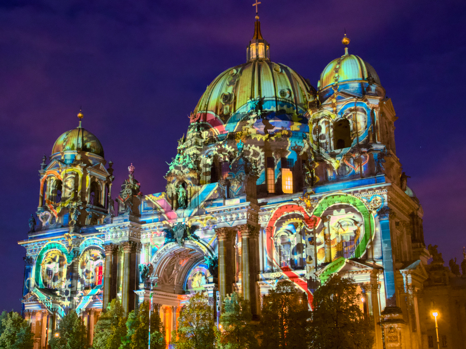 Beleuchteter Berliner Dom beim Festival of Lights 2026.