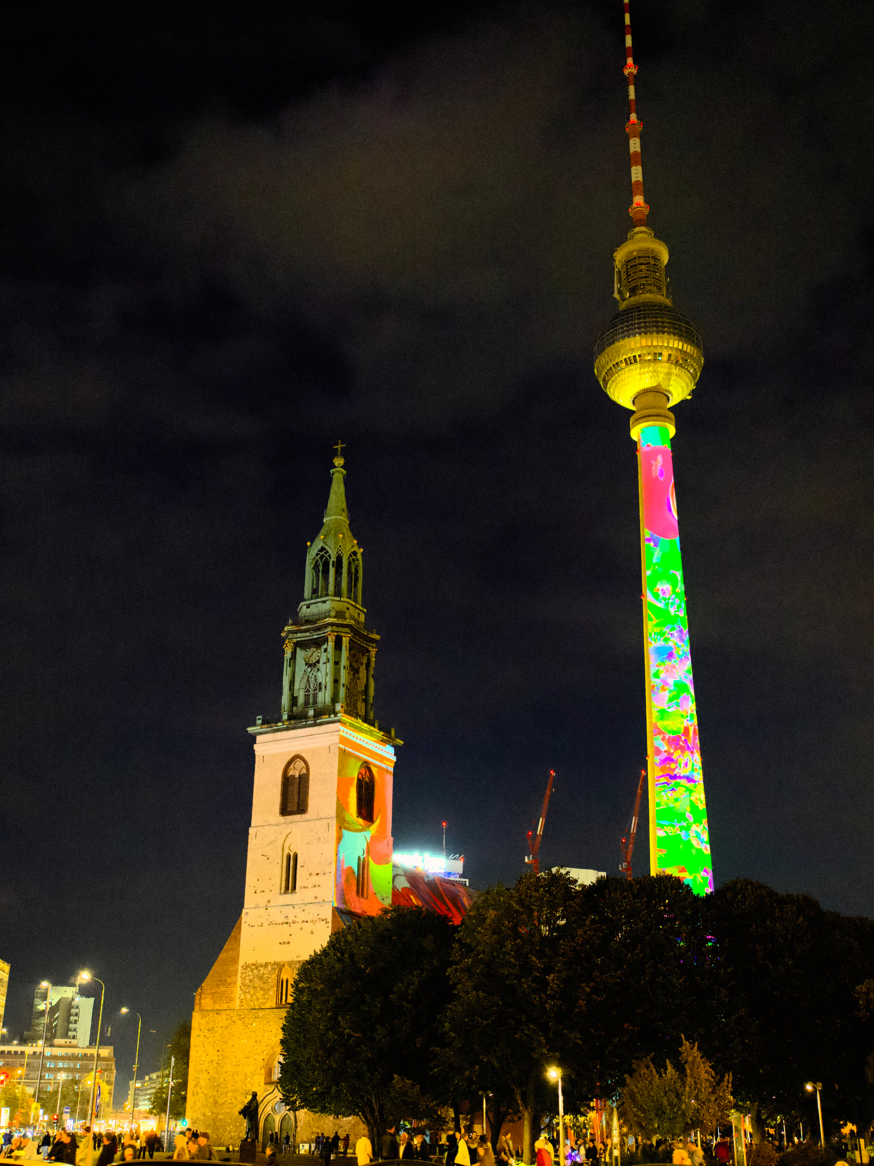 Beleuchtete Marienkirche und Fernsehturm am Alexanderplatz beim Festival of Lights 2026.
