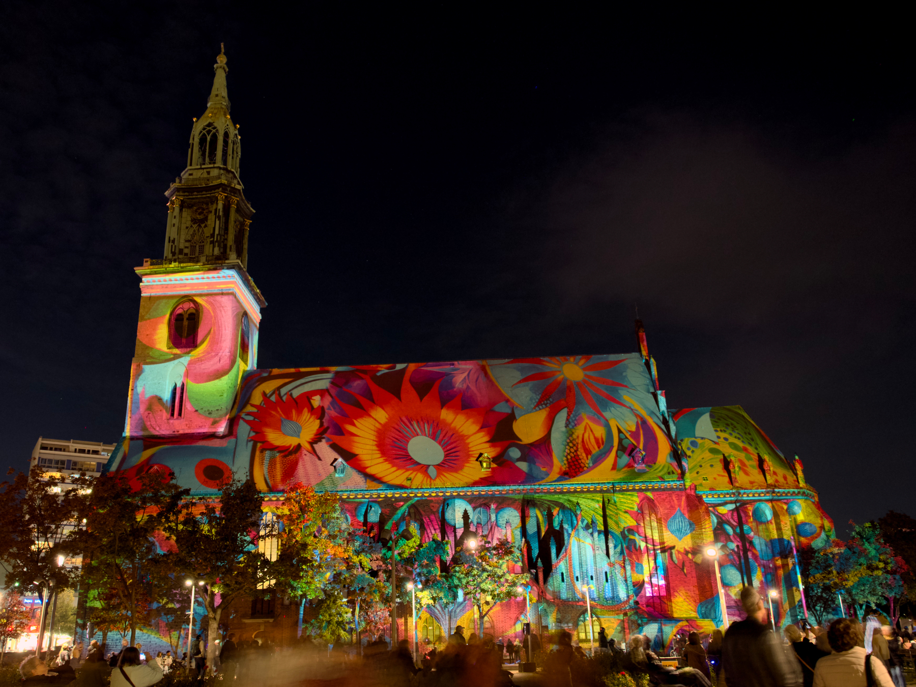 Beleuchtete Marienkirche beim Festival of Lights 2026.