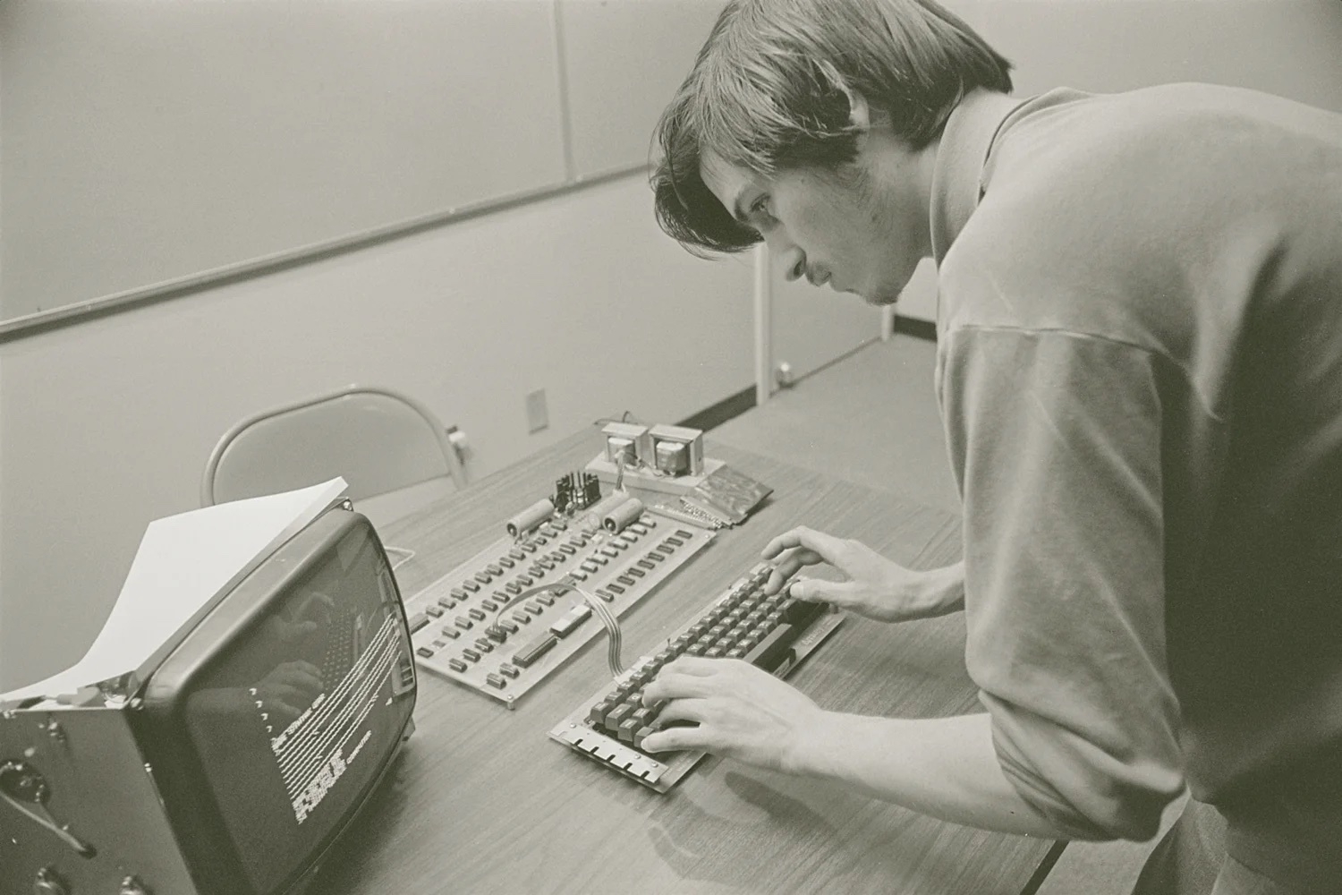 Steve Jobs working on an Apple 1