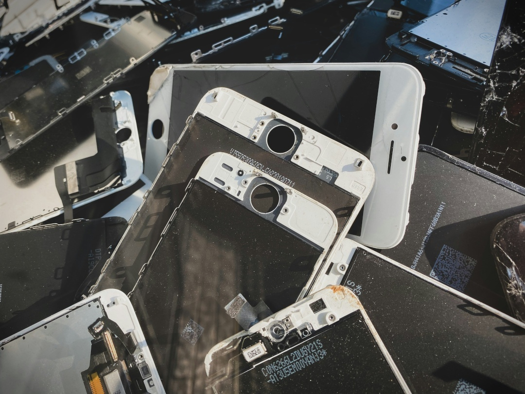 broken_cellphones_1080p.jpg