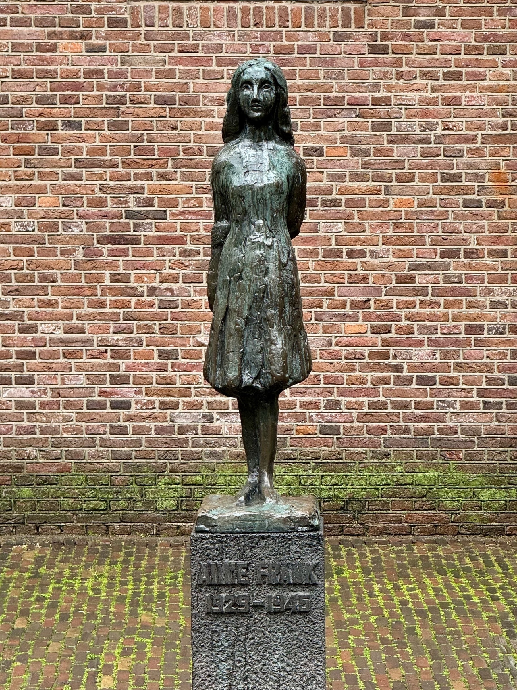 Statue of Anne Frank, 1929-1945