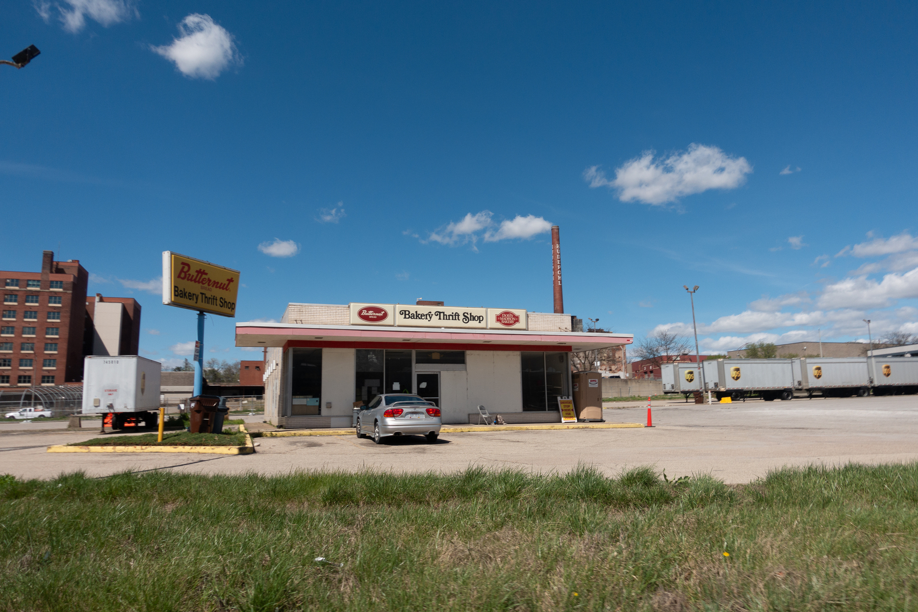 Butternut Bakery Thrift Shop with Oldsmobile Alero in parking lot - Cincinnati, Ohio - Sony RX100