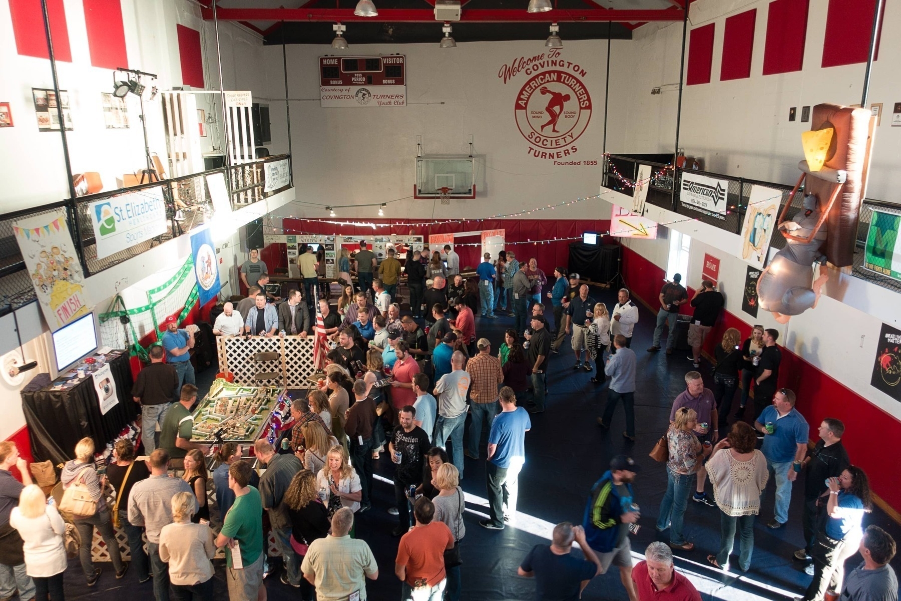 Crowd gathers for a rat race in Ludlow Kentucky - Sony RX100