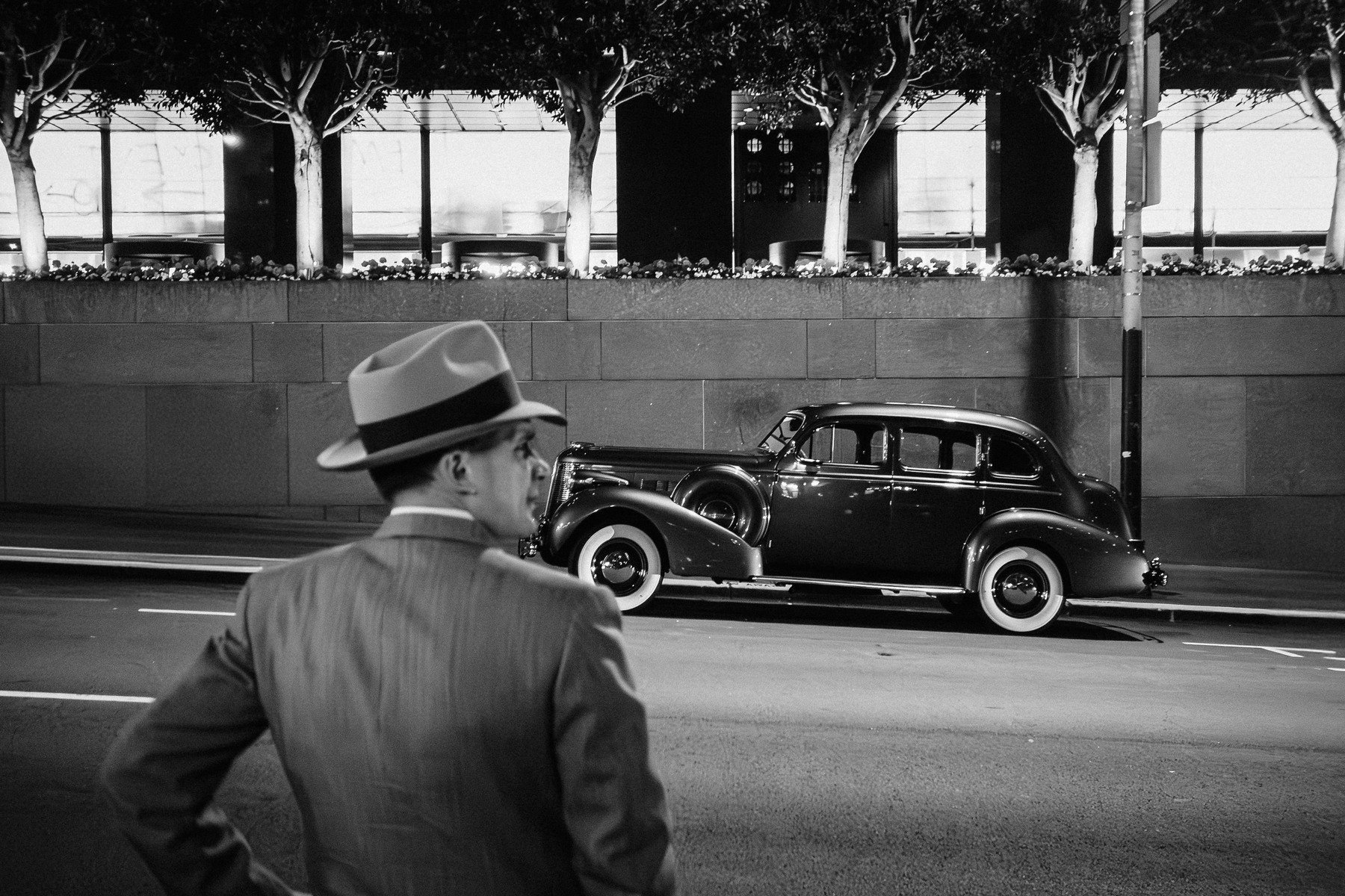 Man dressed in a suit from the 50s and an old car - Sony RX100