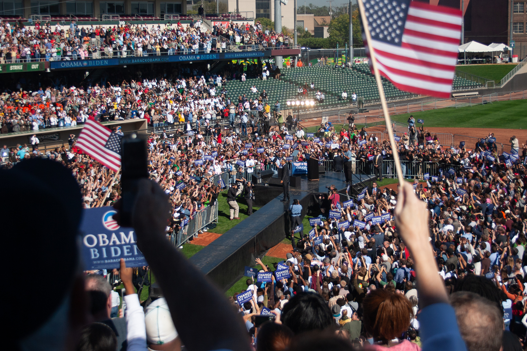 Barak Obama walks out to podium in a baseball field, Dayton, Ohio - Canon 20D