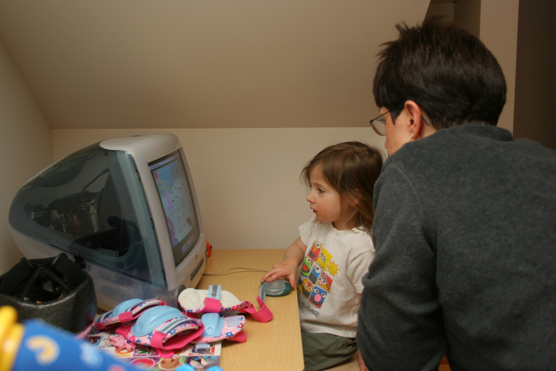 Young person on graphite iMac playing a game while her friend watches - Canon EOS 20D