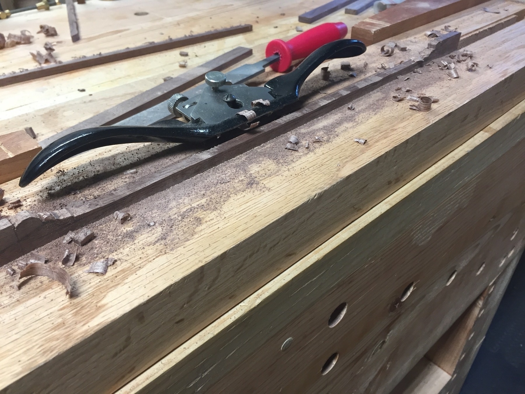 Serving tray shaping edges