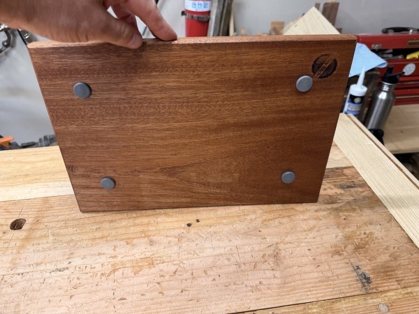 trivet-back.jpeg Trivet back, with rubber feet