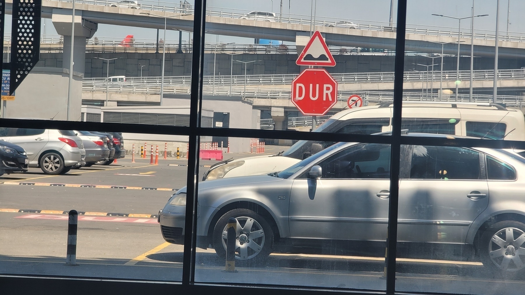 stop sign in a parking lot with the letters DUR on it