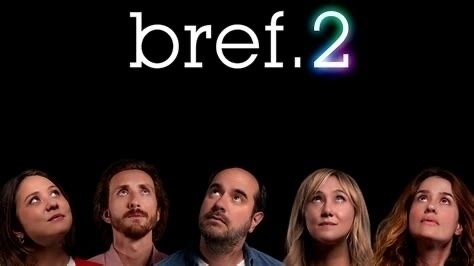 Five people are looking upwards below the text "bref. 2" on a black background.