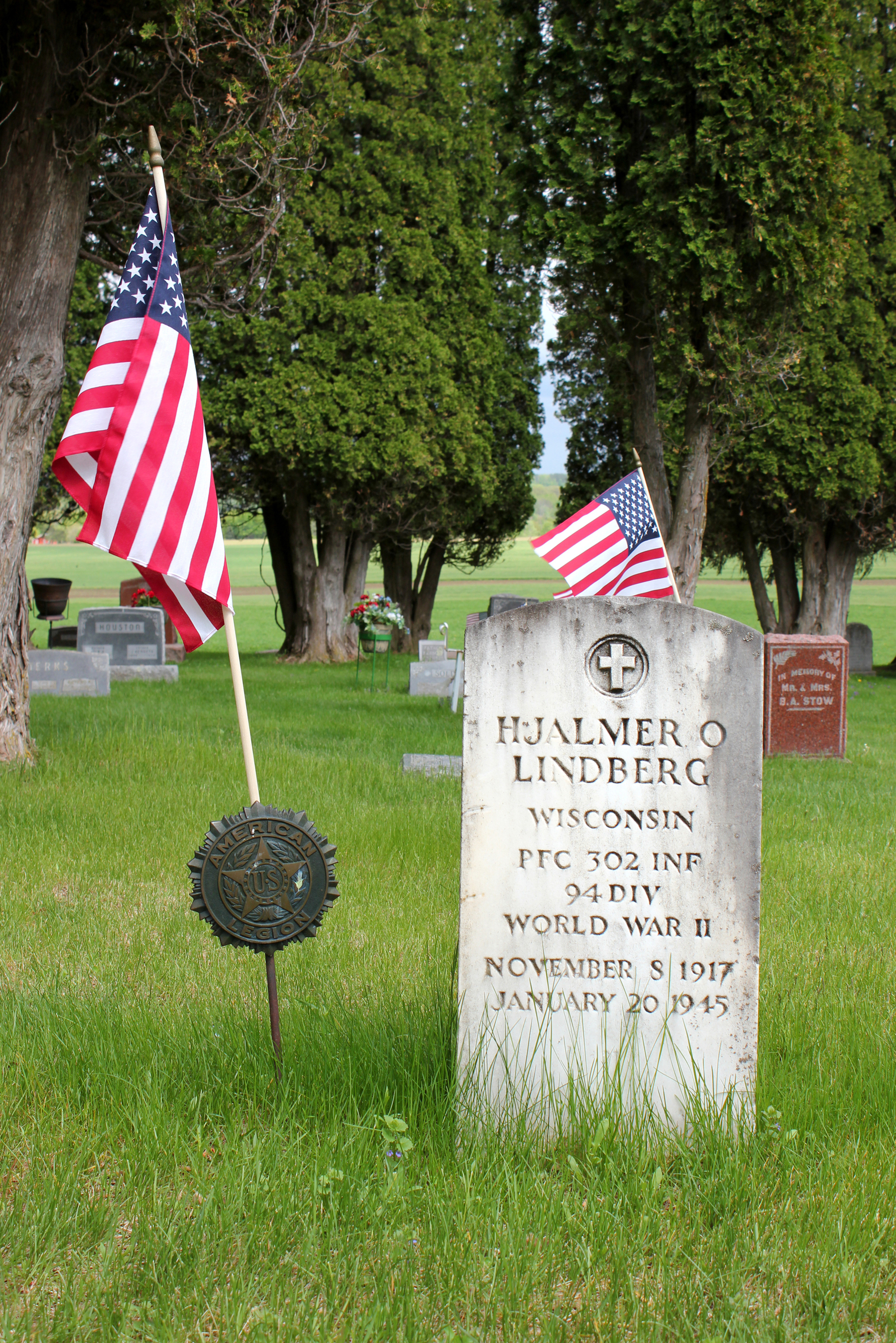 Grave Marker for Hjalmer O Lindberg with flags