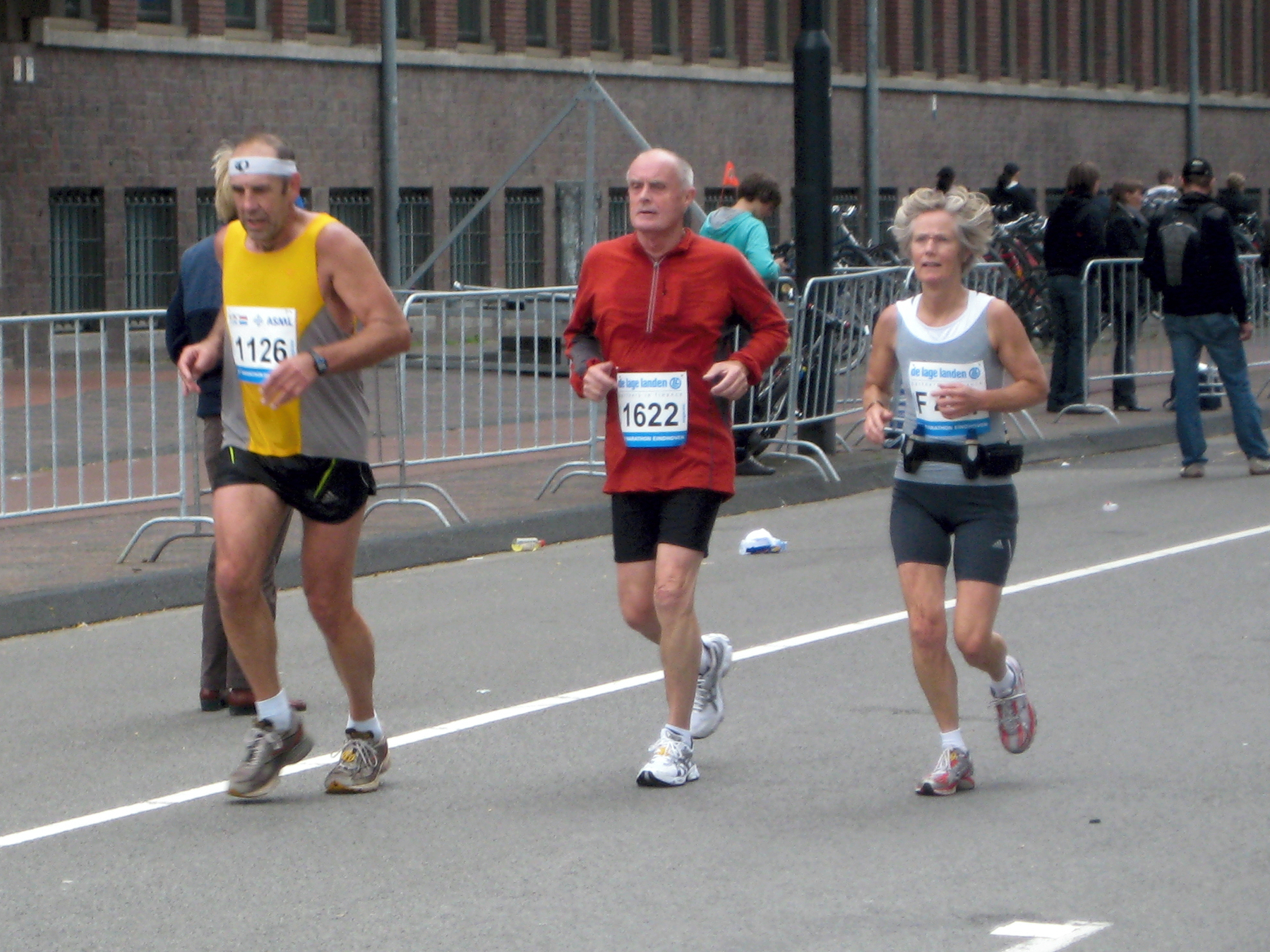 Drie bekende gezichten uit de Spado marathongroep, van links naar rechts, Rob Schmidt, Nico Mulhuijzen en Rietje Korstens.