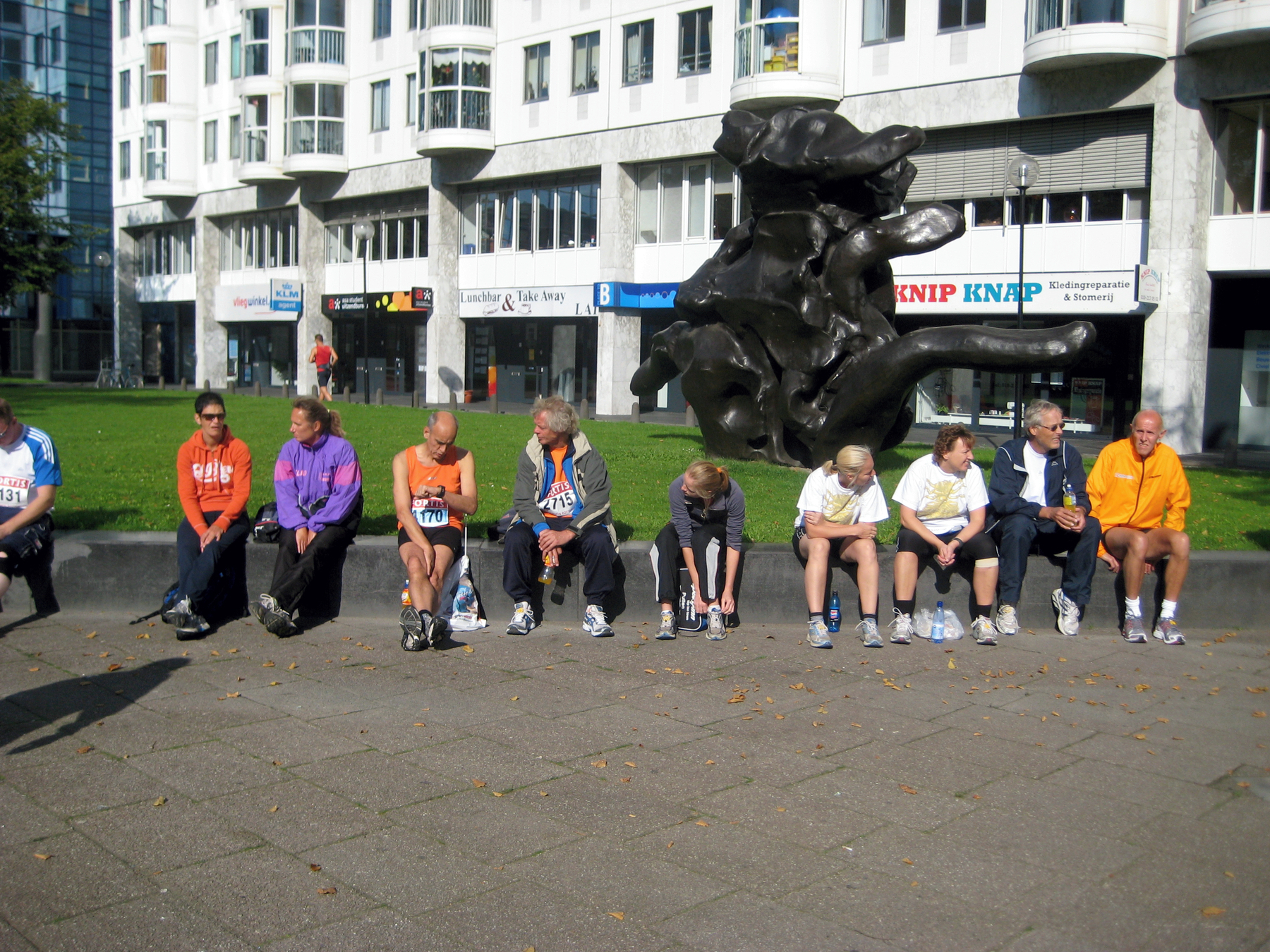 Halve Marathon Rotterdam - zittende hardlopers.