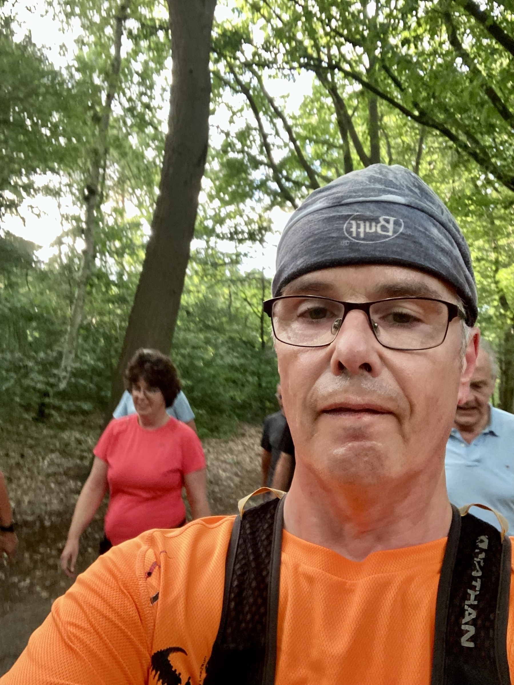 selfie in het bos met loopgroep A op de achtergrond