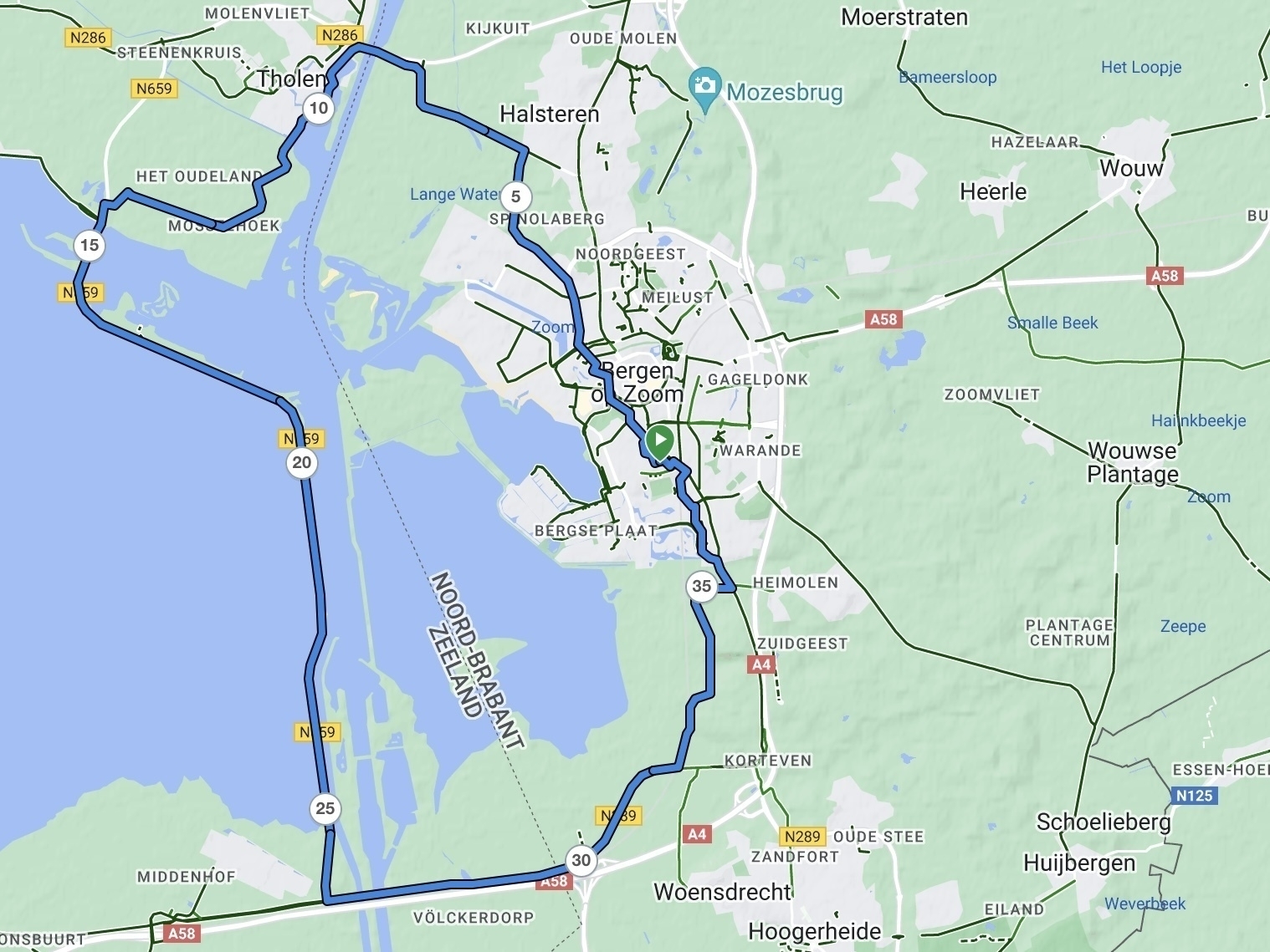 Een kaart toont een route door verschillende steden en gebieden in Noord-Brabant, Nederland, waaronder Bergen op Zoom en Woensdrecht, naast geografische kenmerken zoals de Noord-Brabantse Wal en de Moerstraten.