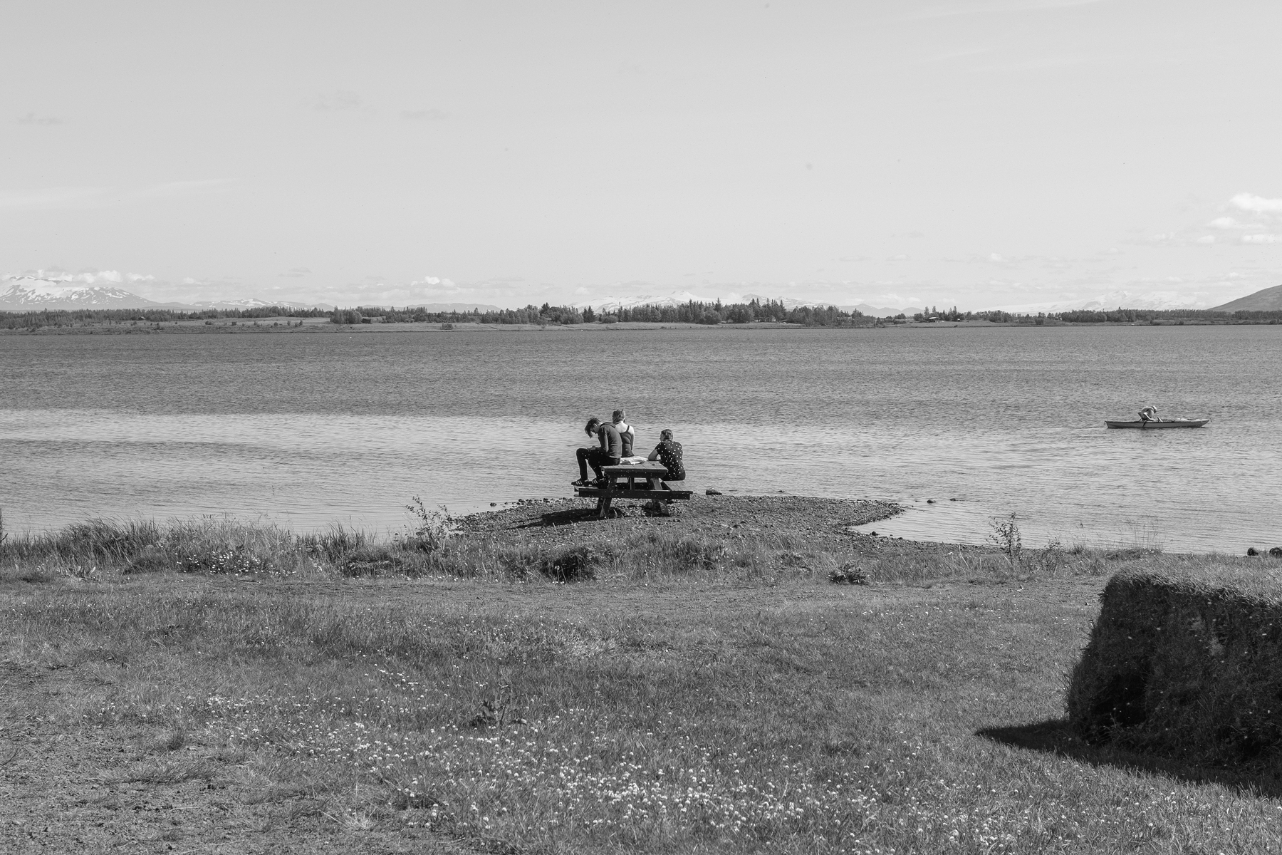 A family sits by Laugarvatn.