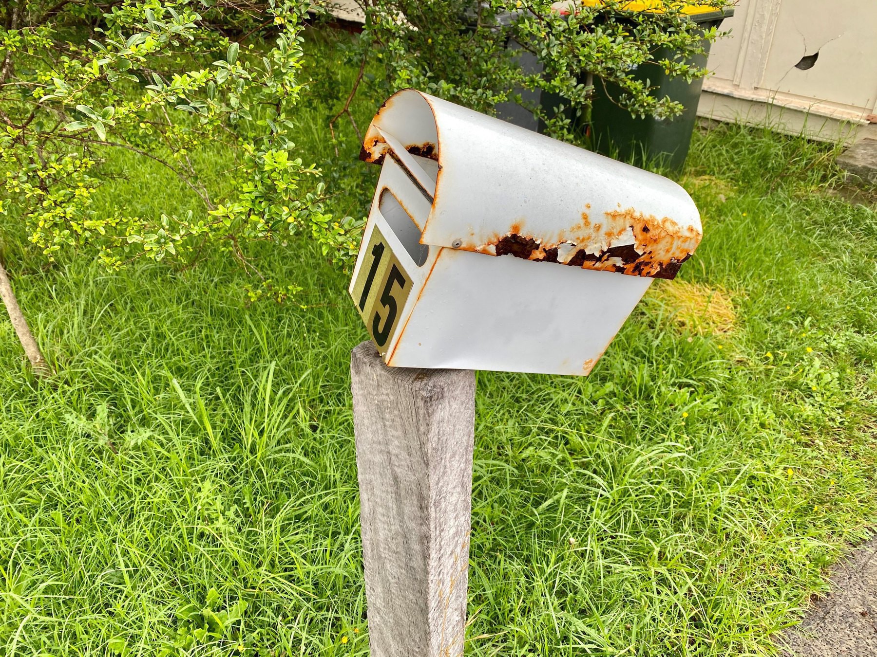 A teetering mailbox