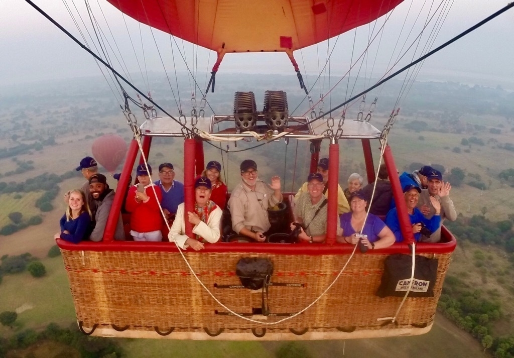 sixteen people to a balloon in the early morning over the temples of
Bagan