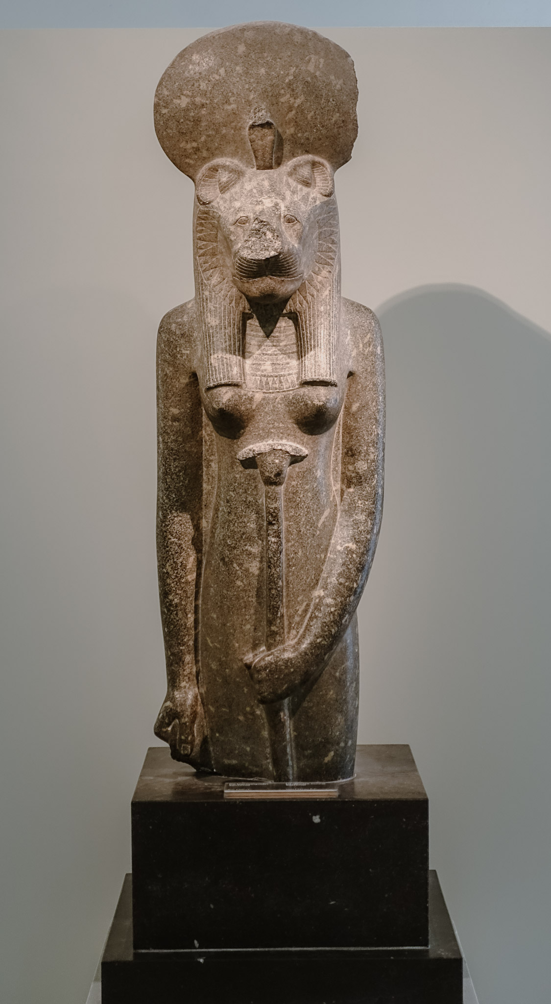 Egyptisch standbeeld uit zeer lang vervlogen tijden die een of andere god zou uitbeelden.