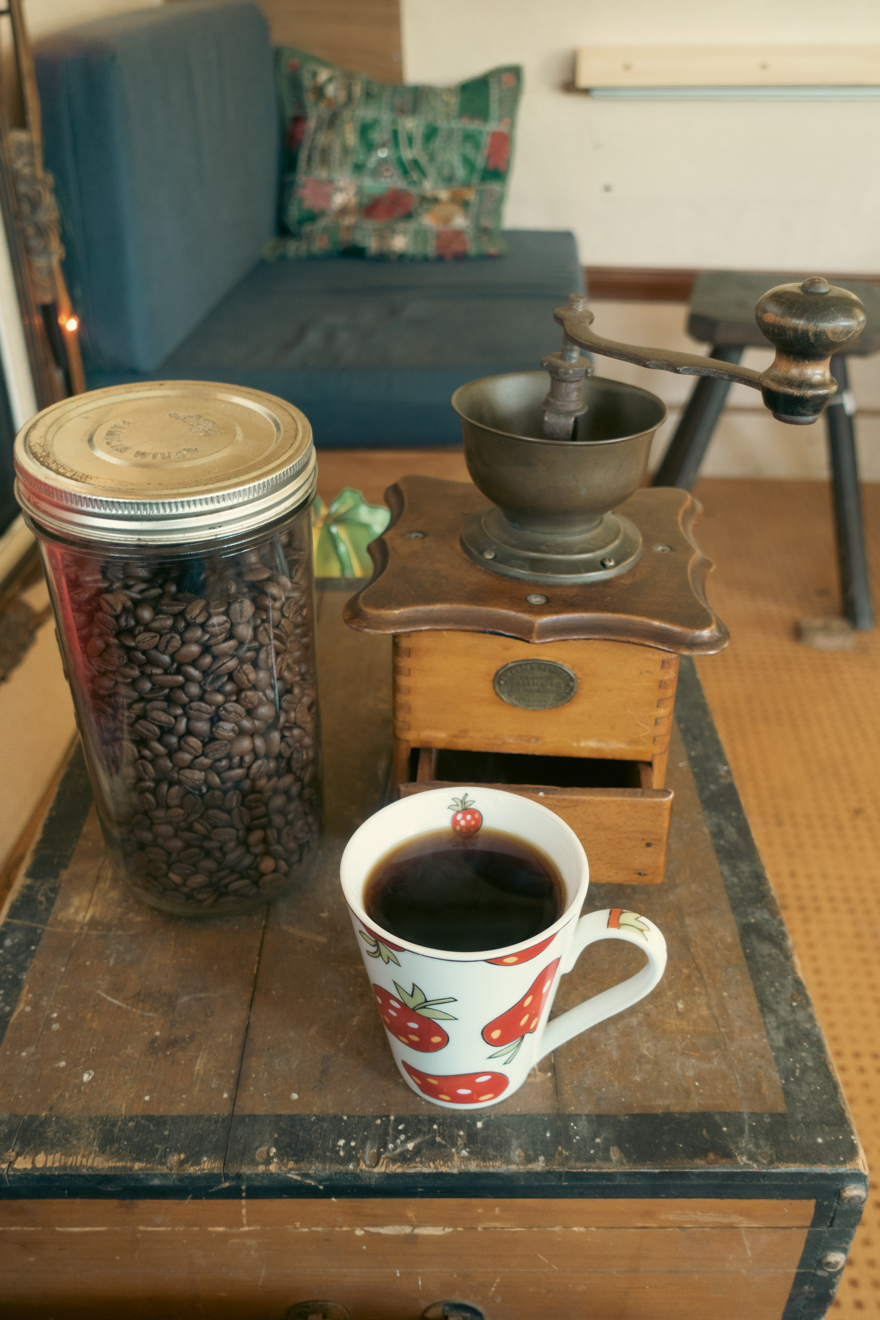 Koffiebonen, een koffiemolen en een kop verse koffie 