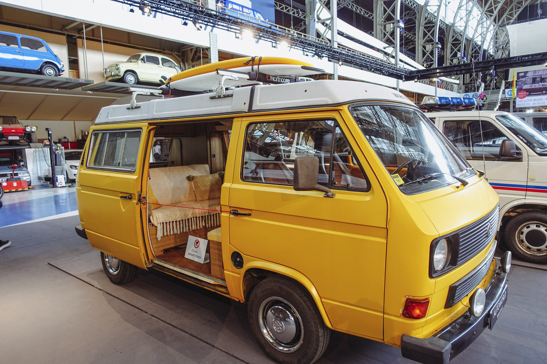 Een geel Volkswagenbusje waar de zijdeur van open staat in Autoworld