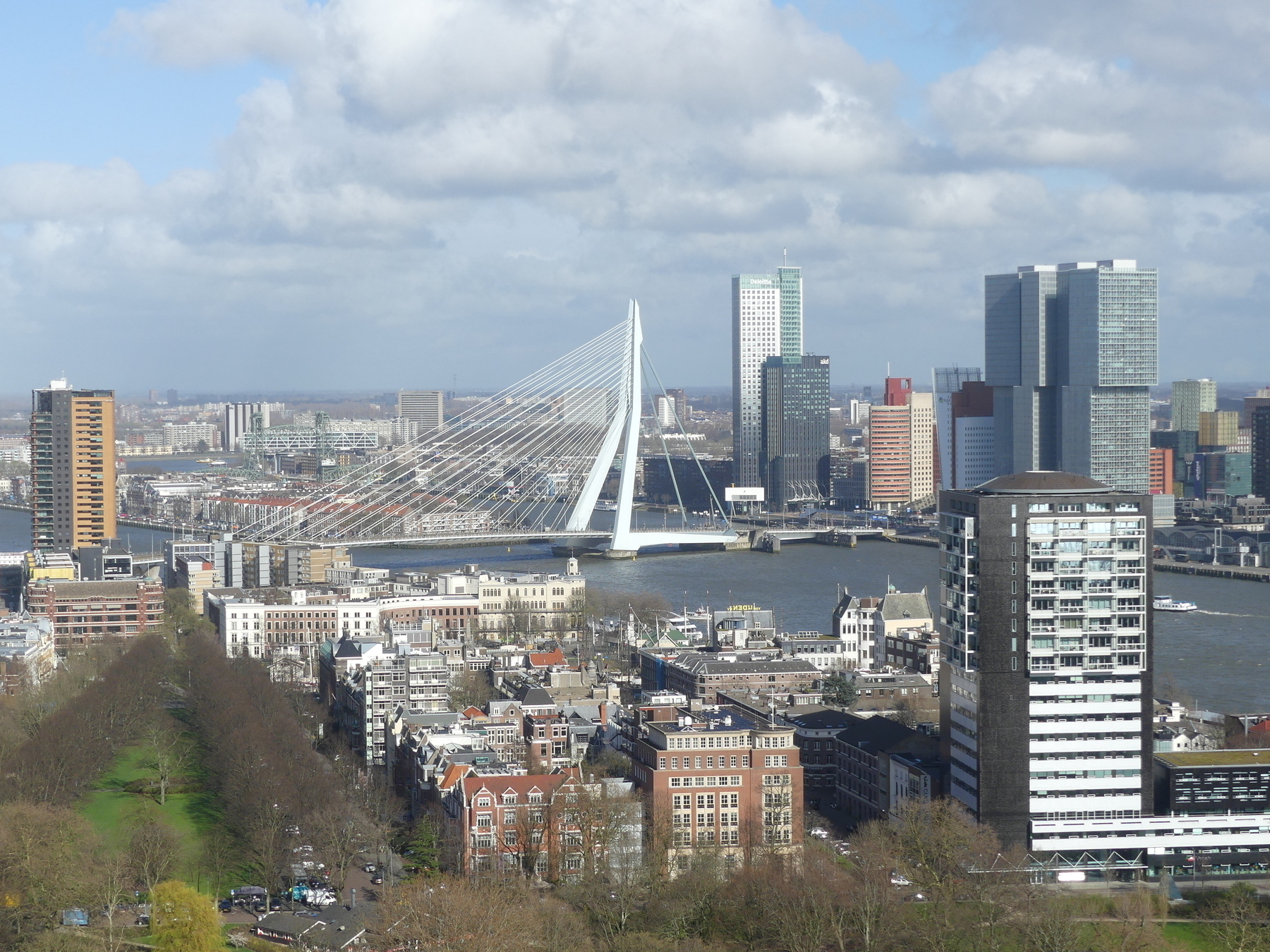 Zicht op de skyline van Rotterdam vanop de Euromast (Waar je vandaag bijna weg ging waaien)