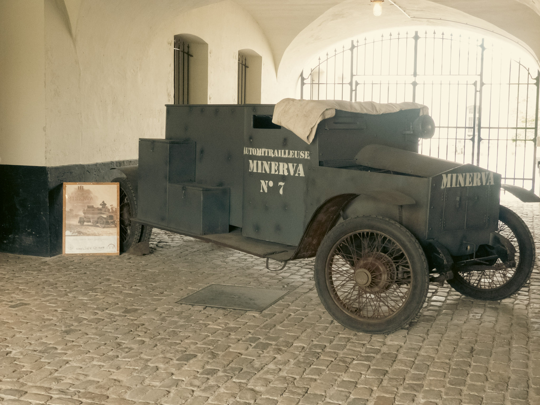 Minerva mitraileurwagen in het fort van Liezele