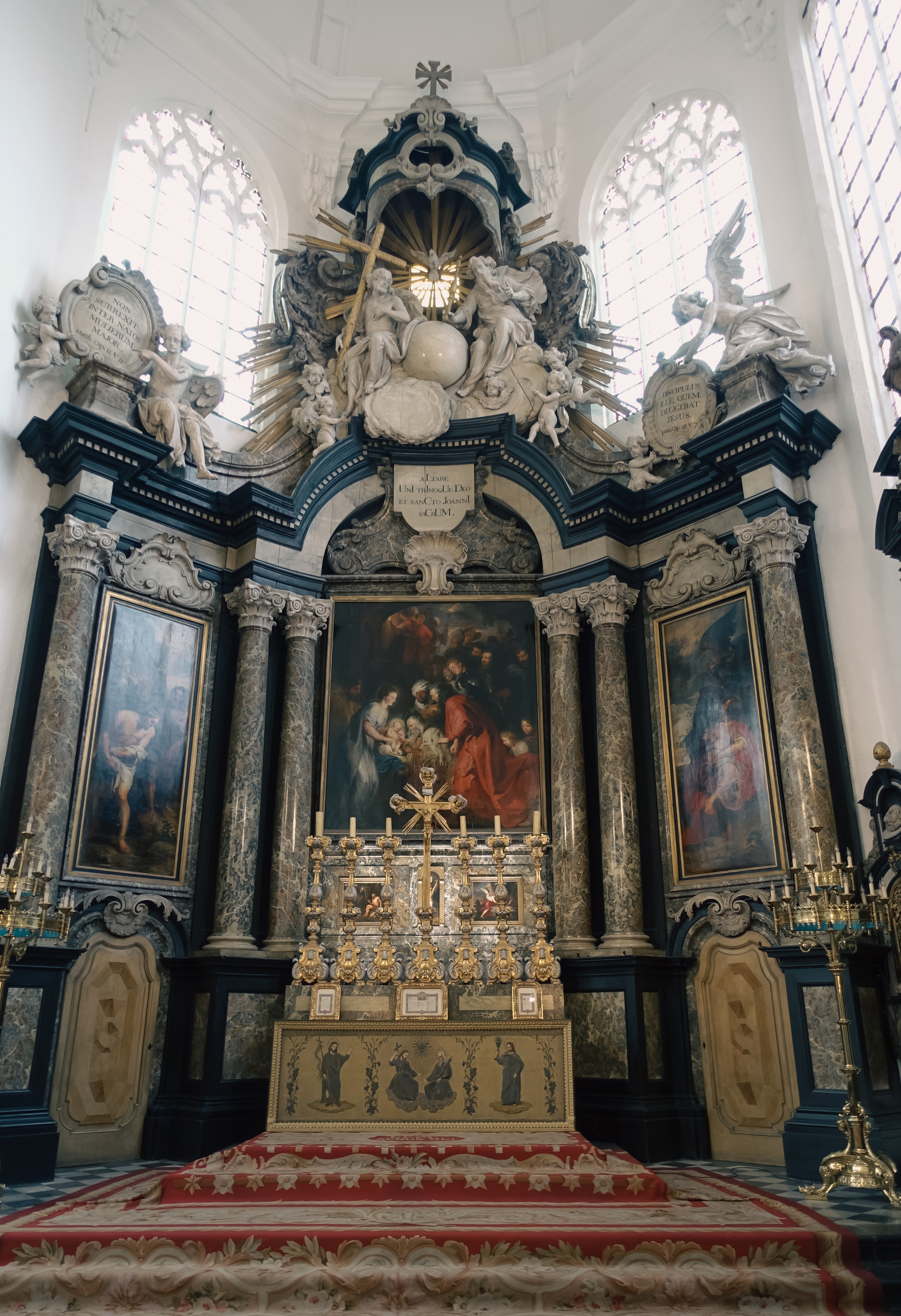 Interieur van de Sint Jan kerk in Mechelen,  met een monumentaal altaarstuk van Rubens