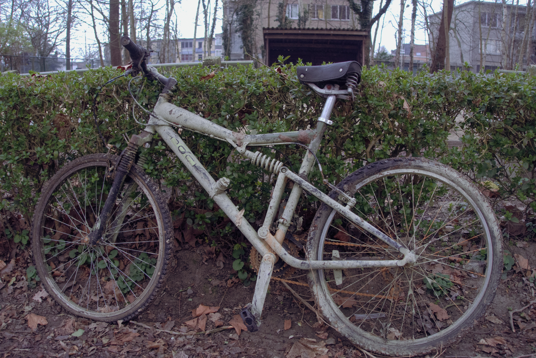 an abandoned dirty bicycle in Het Fort van Edegem
