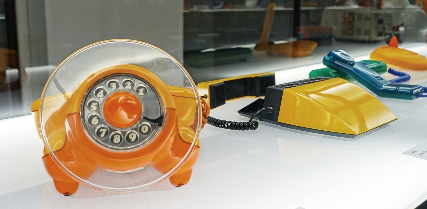 plastic felgekleurde telefoons,  de voorste was in de vorm van een soort vliegtuig 
