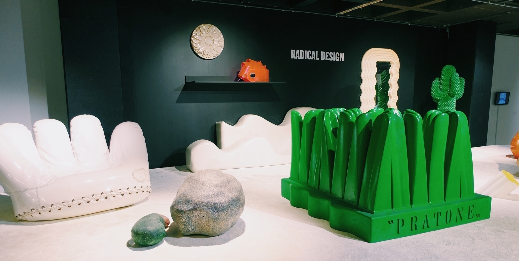 radical design zetels,  een grote witte baseball handschoen,  eentje bestaande uit allemaal groene pieken waar je in zou kunnen liggen