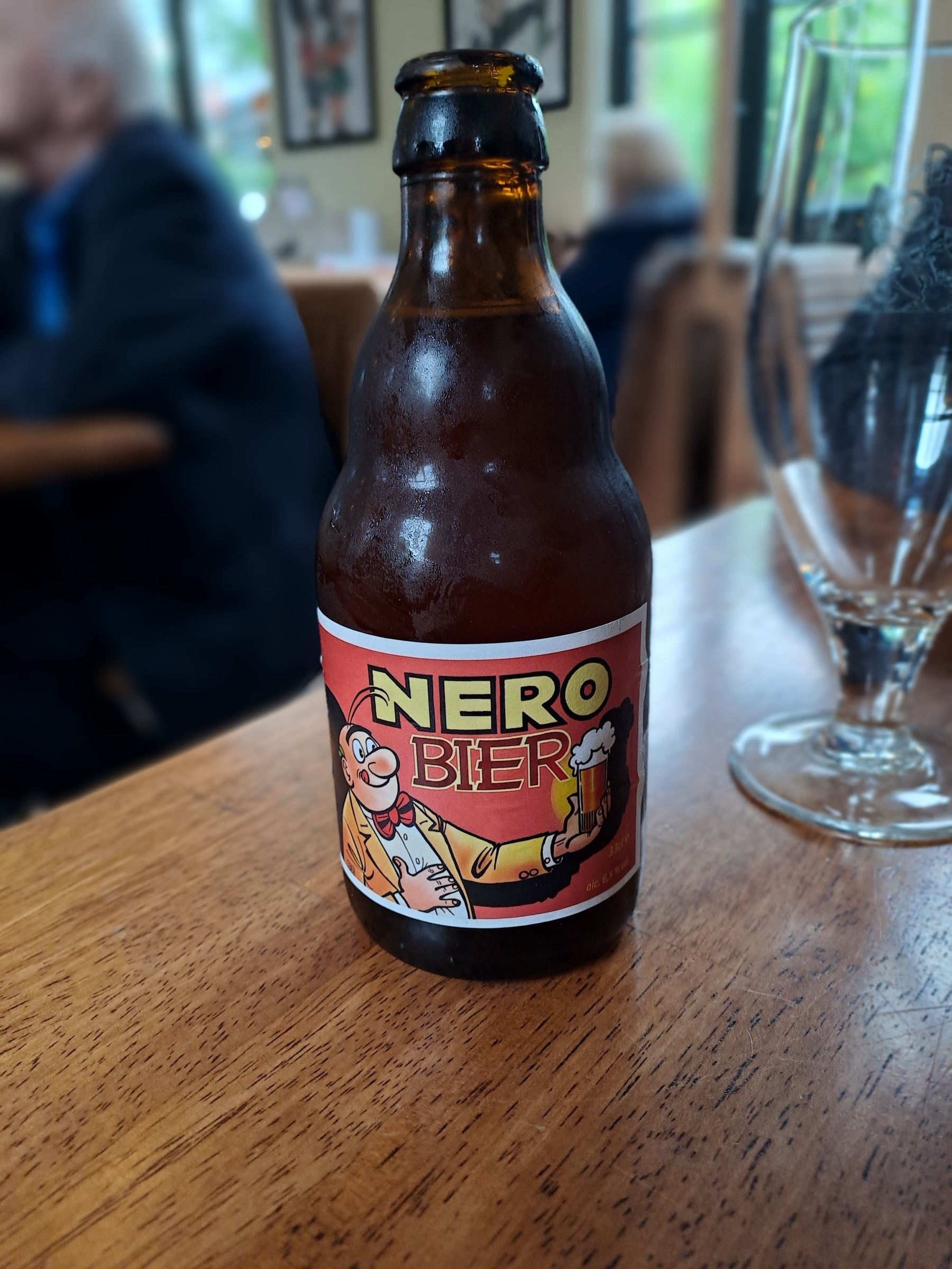 bierflesje met een stripfiguur op