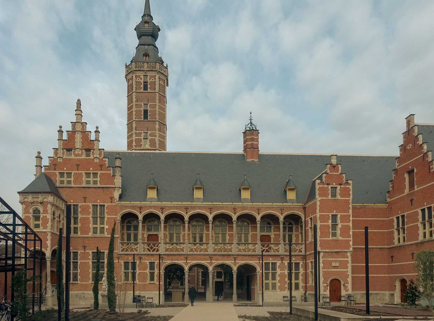 Het museum langs de buitenkant, een bakstenen stadskanteel met een hoge toren