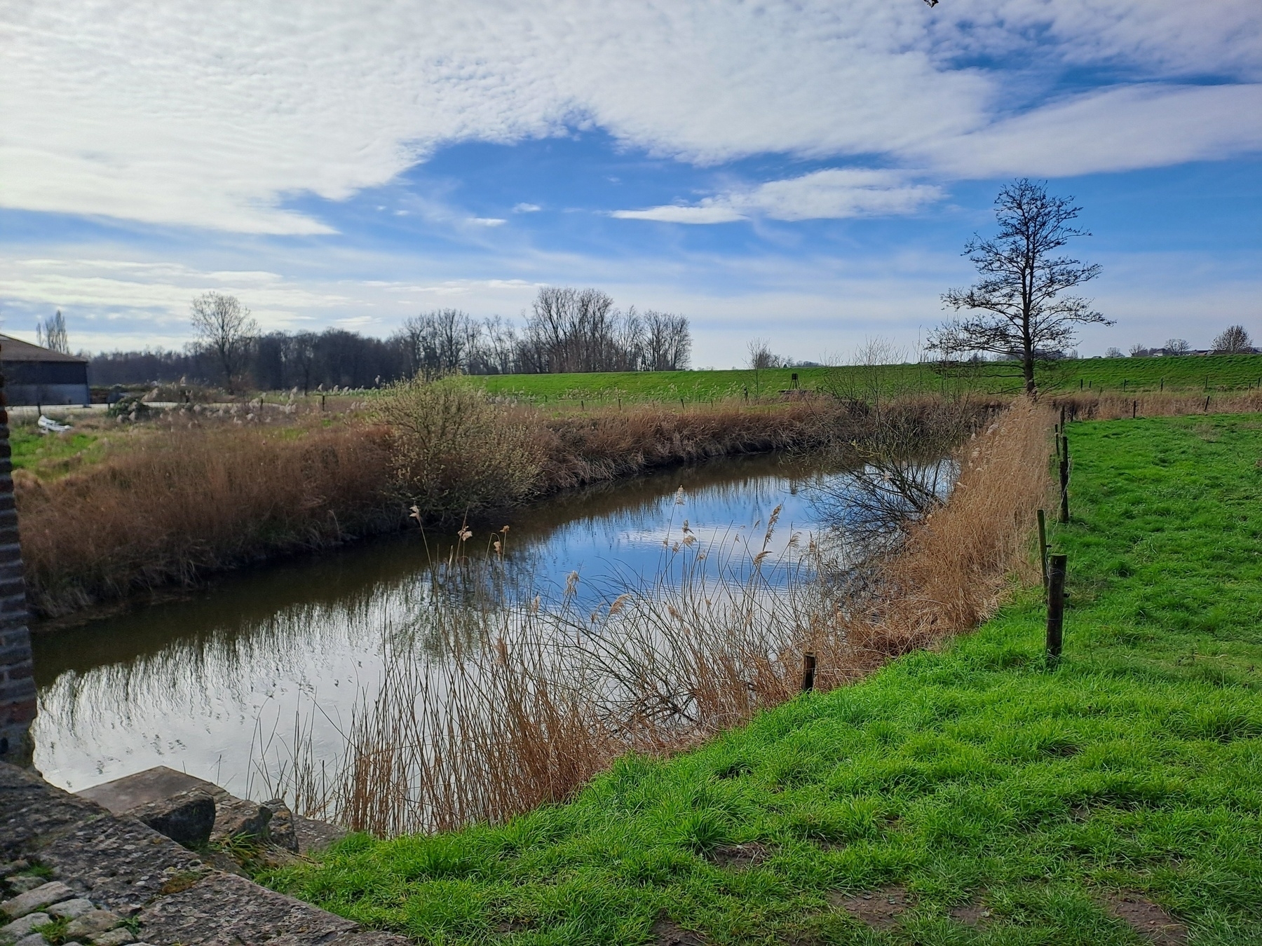 Beekje door groen waar het huisje van de vorige foto bovenstaat