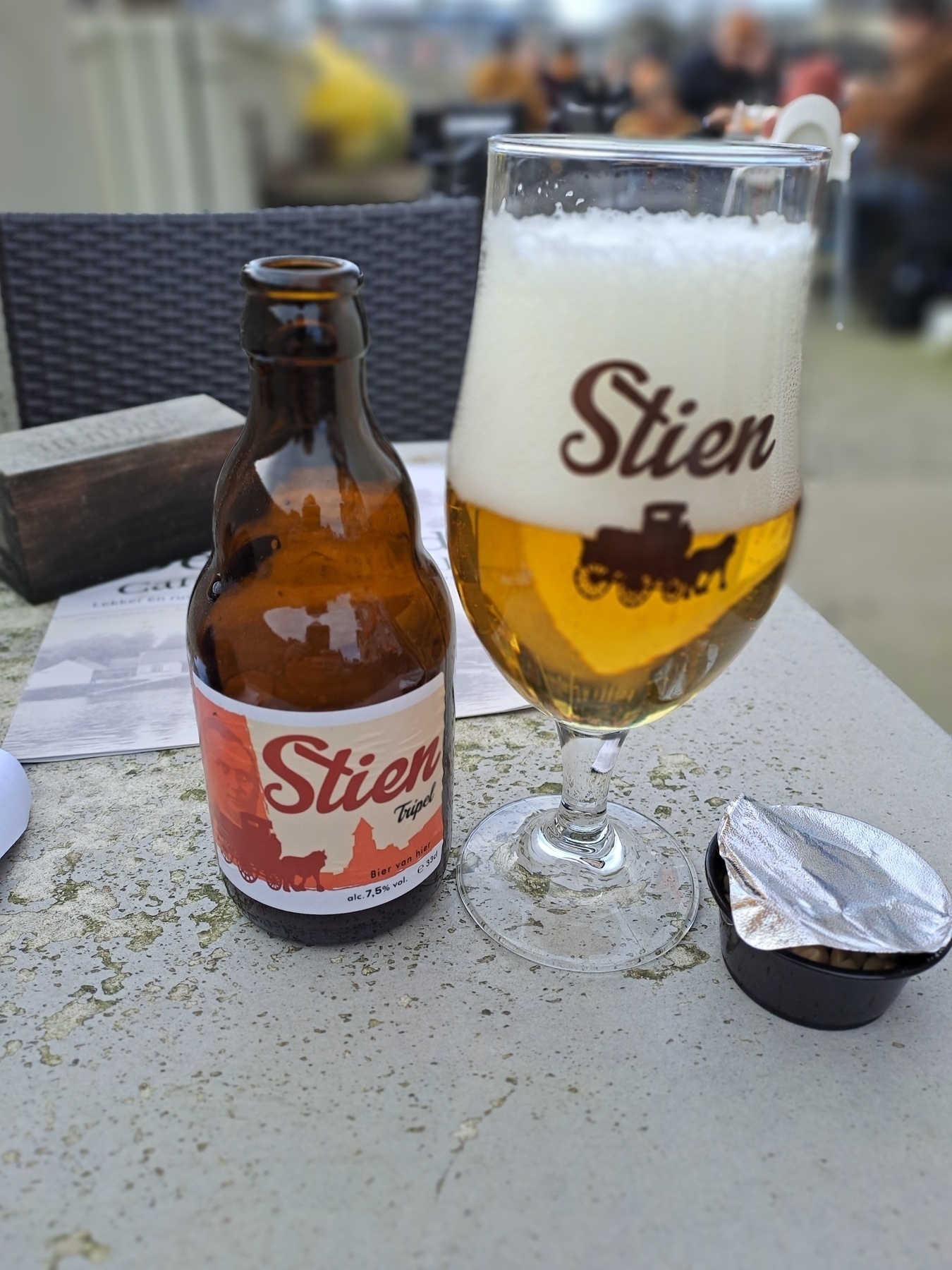 Stien trippel, fles en glas