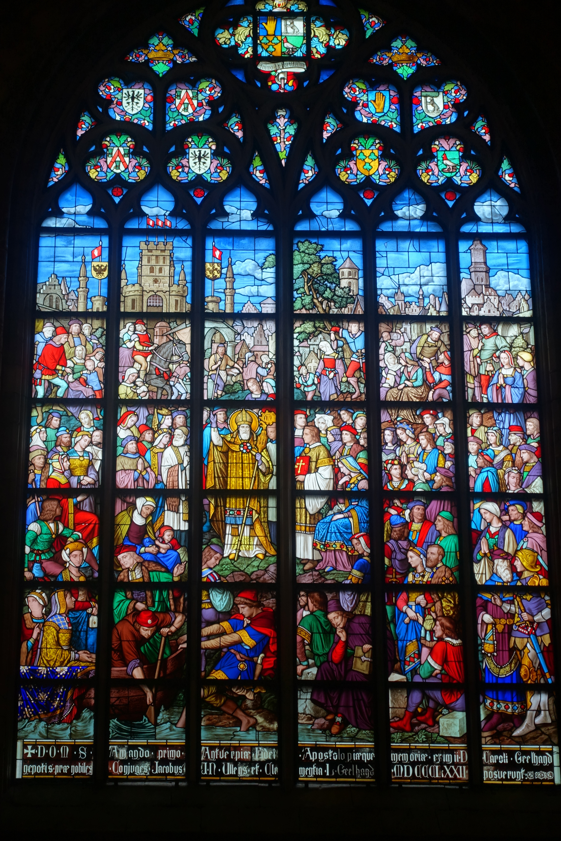 Een kleurrijk glasraam uit de kathedraal