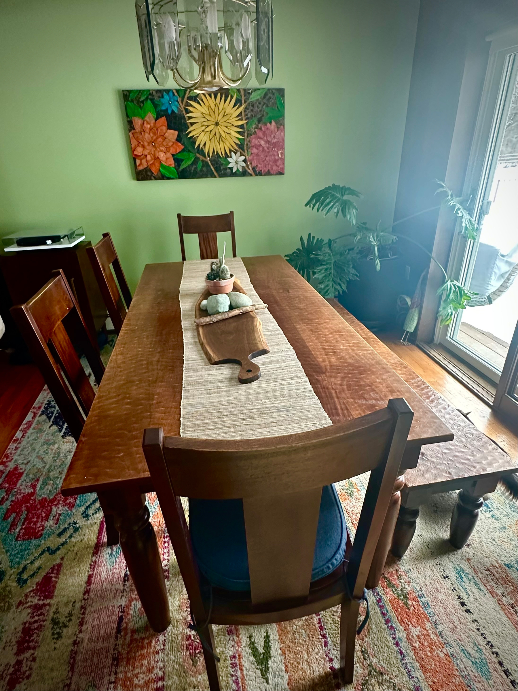 A dining room set