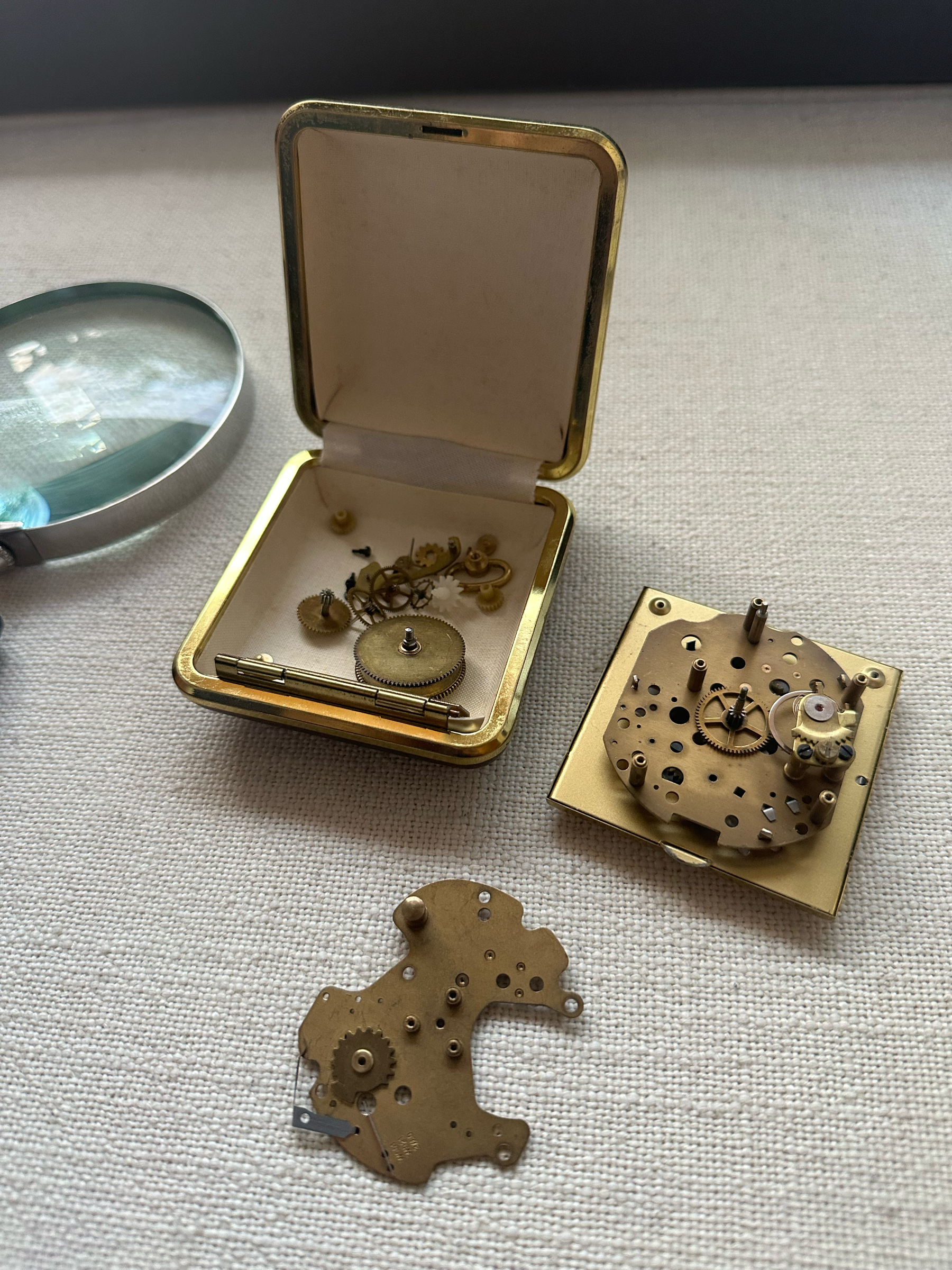 Imagen de piezas de reloj mecánico de mesa desmontado. 