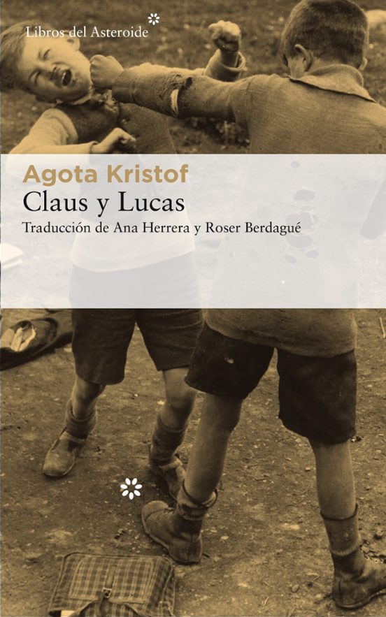 Portada de Claus y Lucas, de Agota Kristof. Muestra el título, el nombre de la autora y una fotografía de dos niñoz peleando.