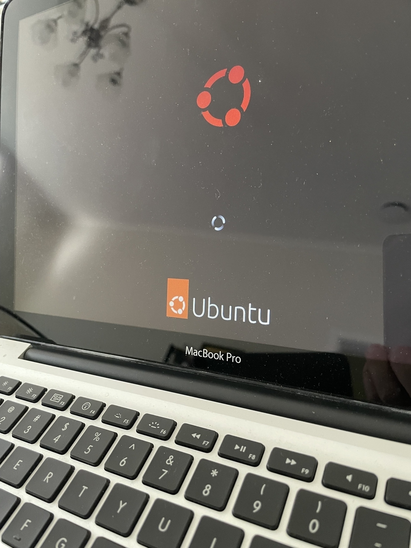 A 2008 MacBook Pro with the Ubuntu boot screen, as it boots from a USB thumb drive. 